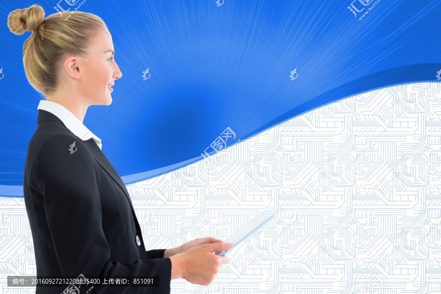金發(fā)女商人抱著平板復(fù)合圖像