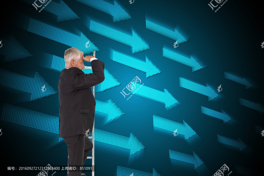 成熟商人站在梯子上的復合形象