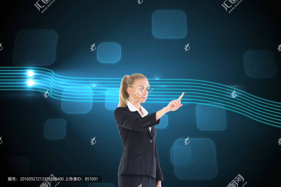 金發(fā)女商人指著復(fù)合圖像
