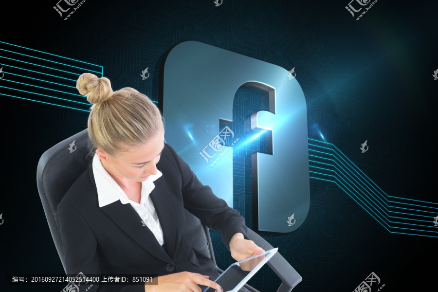 金發(fā)女商人坐在轉(zhuǎn)椅上的復(fù)合圖像