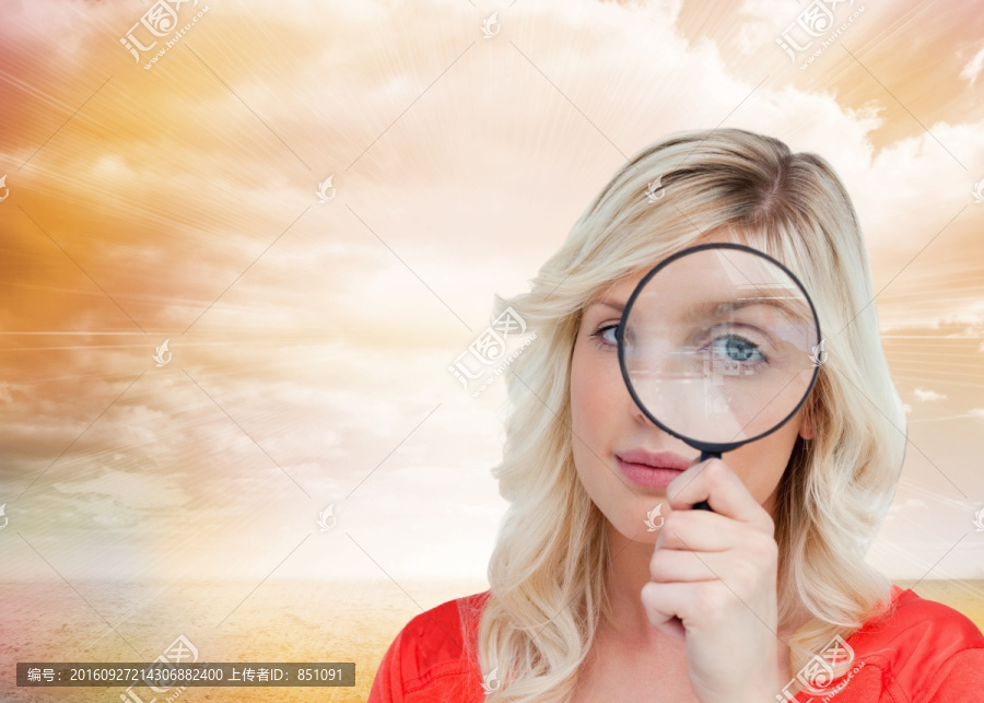 女人拿著放大鏡的復(fù)合形象