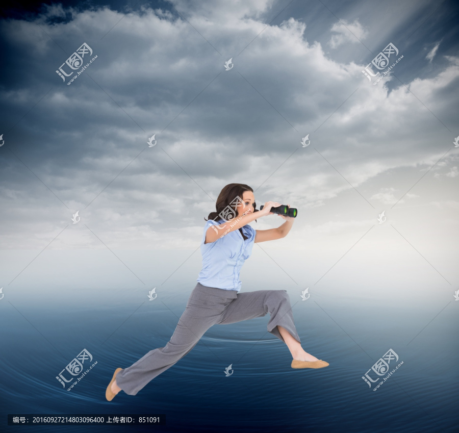 女人拿著望遠(yuǎn)鏡跳躍的復(fù)合形象