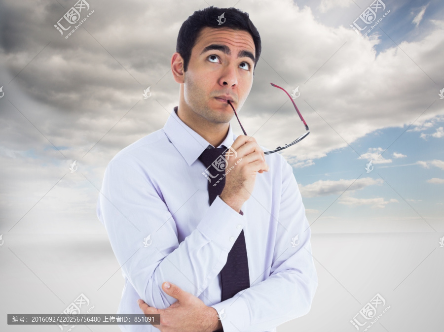 思維商人持有眼鏡的復(fù)合形象