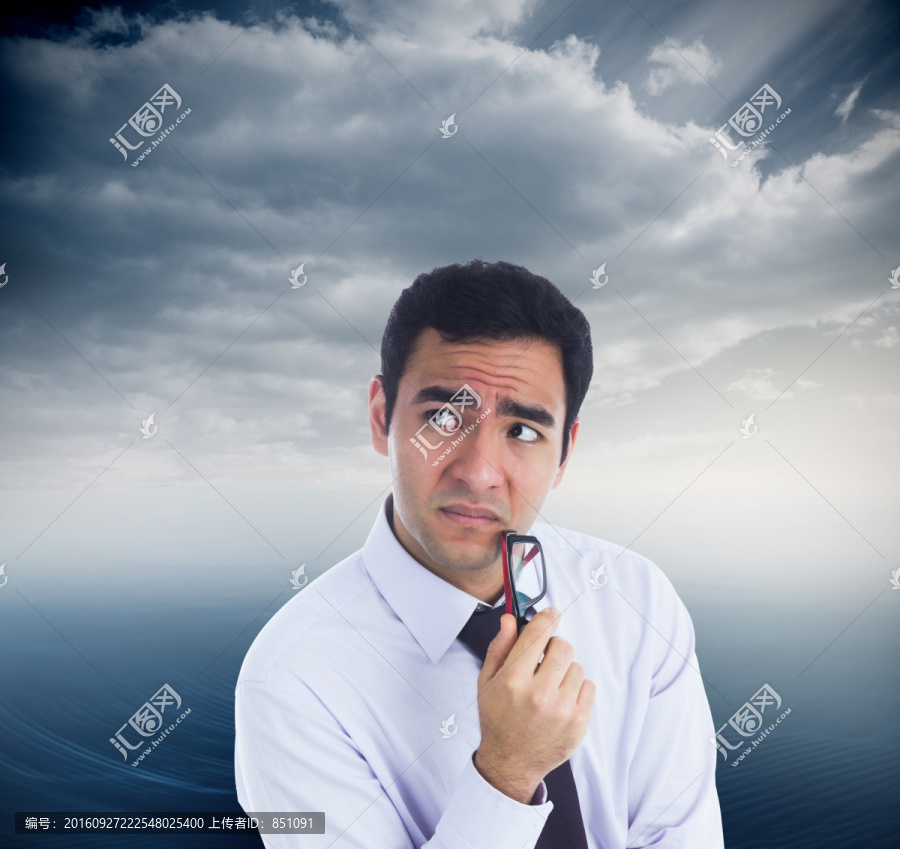 思維商人持有眼鏡的復(fù)合形象