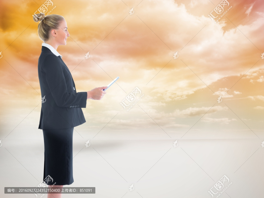 金發(fā)女商人持平板電腦的復合形象