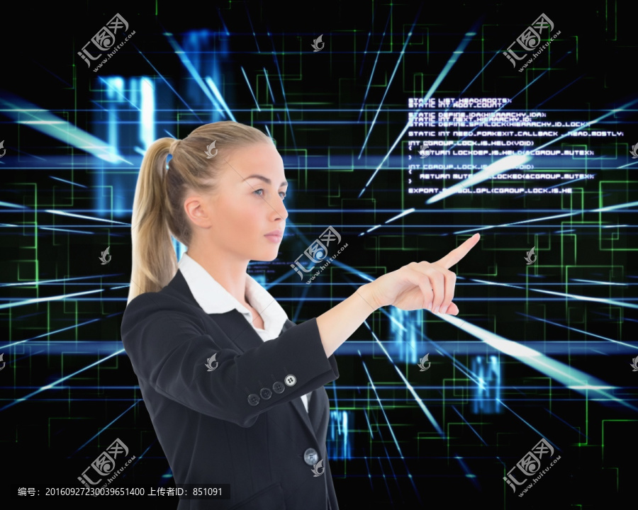 金發(fā)女商人指著復合圖像