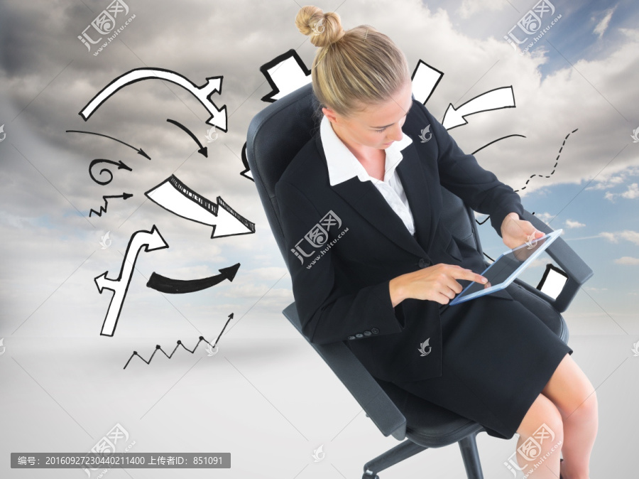 金發(fā)女商人坐在轉(zhuǎn)椅上的復(fù)合圖像