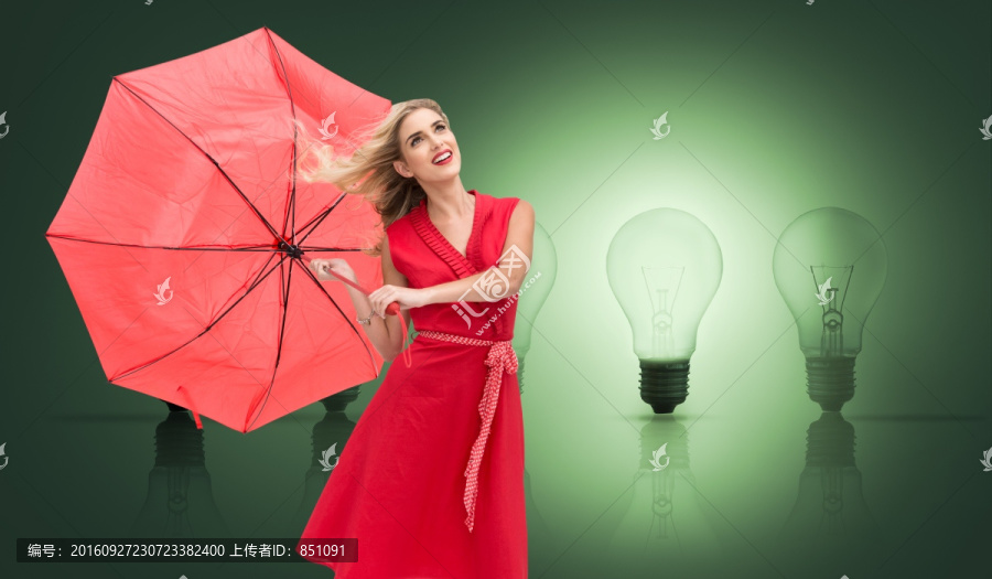 金發(fā)女人拿著紅傘的復(fù)合形象
