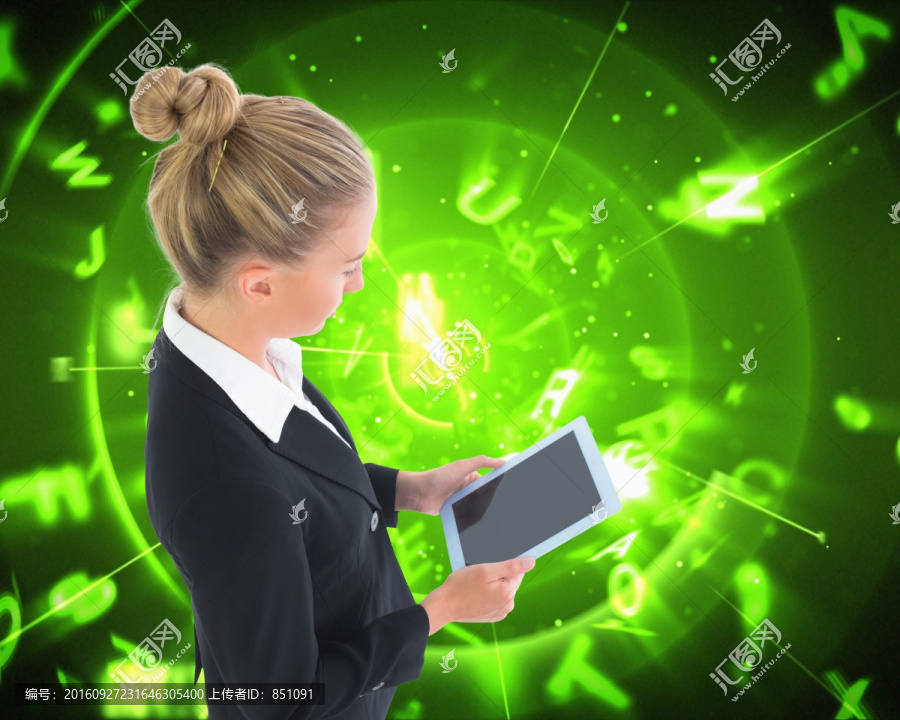 金發(fā)女商人持平板電腦的復(fù)合形象