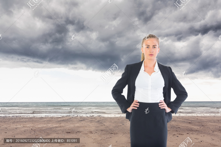 金發(fā)女商人站著的復(fù)合圖像