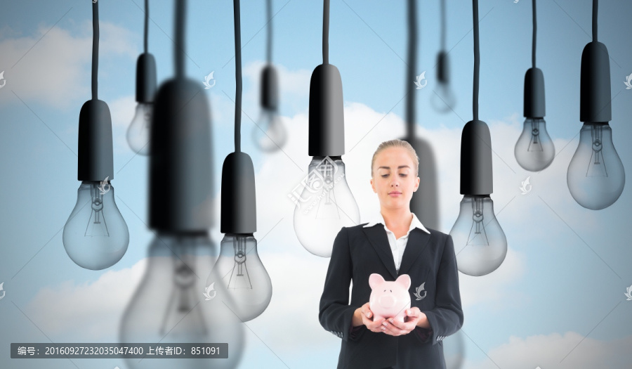 金發(fā)女商人抱著存錢罐的復(fù)合圖像
