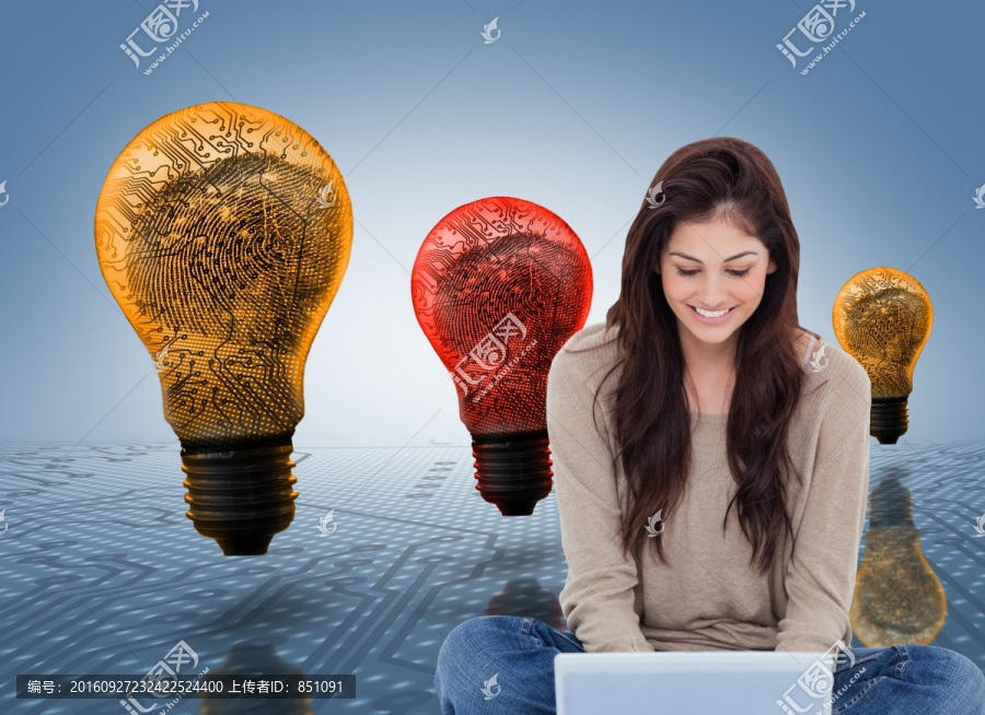 在使用筆記本電腦的女人