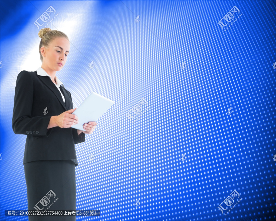 金發(fā)女商人持平板電腦的復合形象