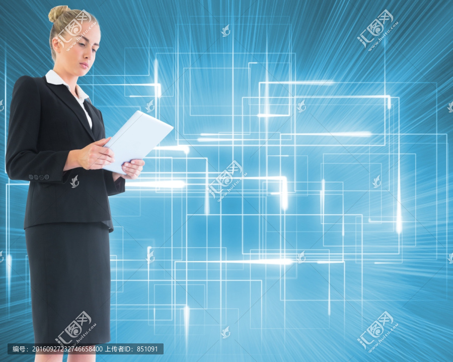 金發(fā)女商人持平板電腦的復(fù)合形象