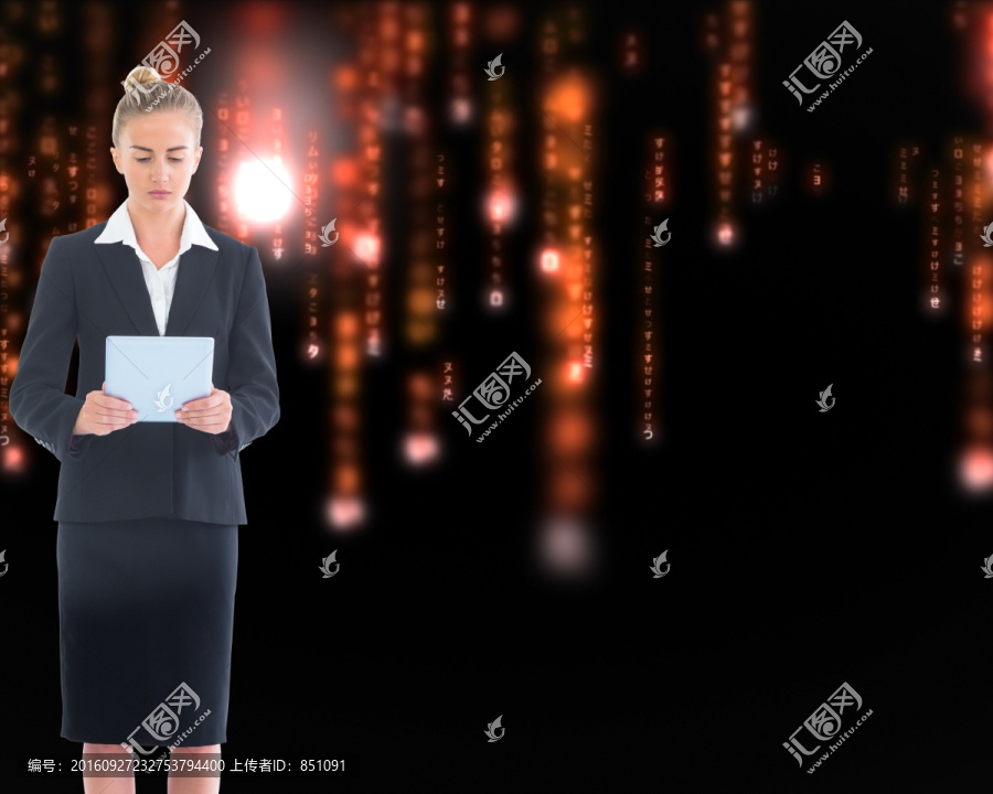 金發(fā)女商人持平板電腦的復(fù)合形象