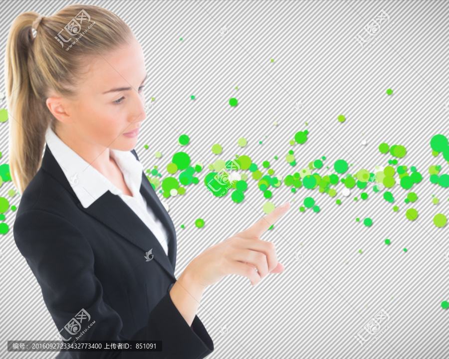金發(fā)女商人指著復(fù)合圖像