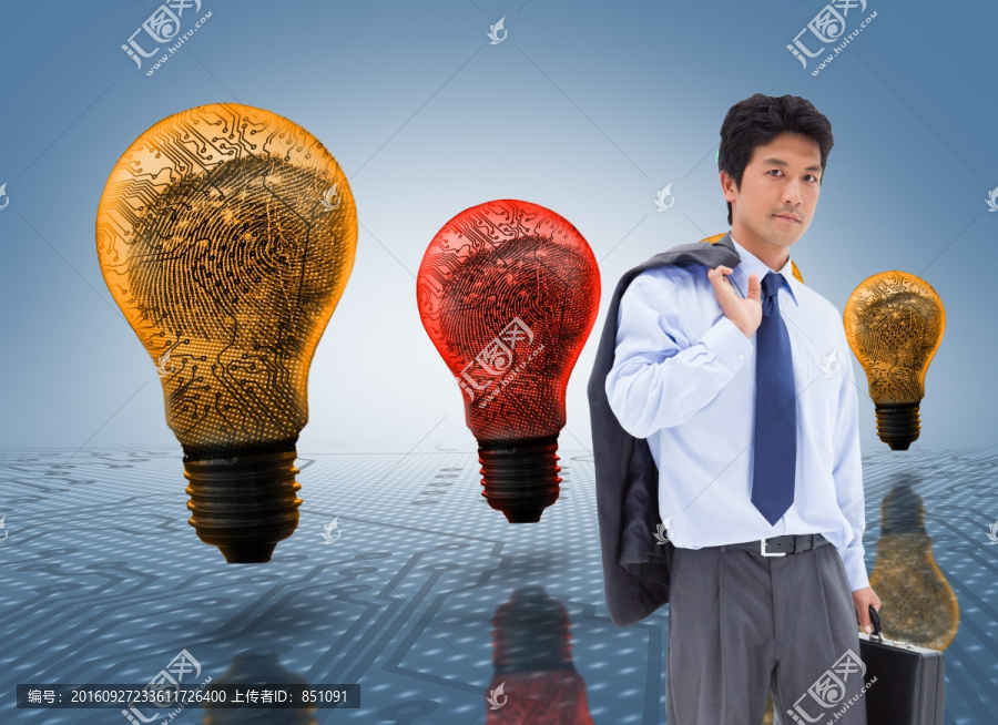 商人拿著外套看著鏡頭的復合形象