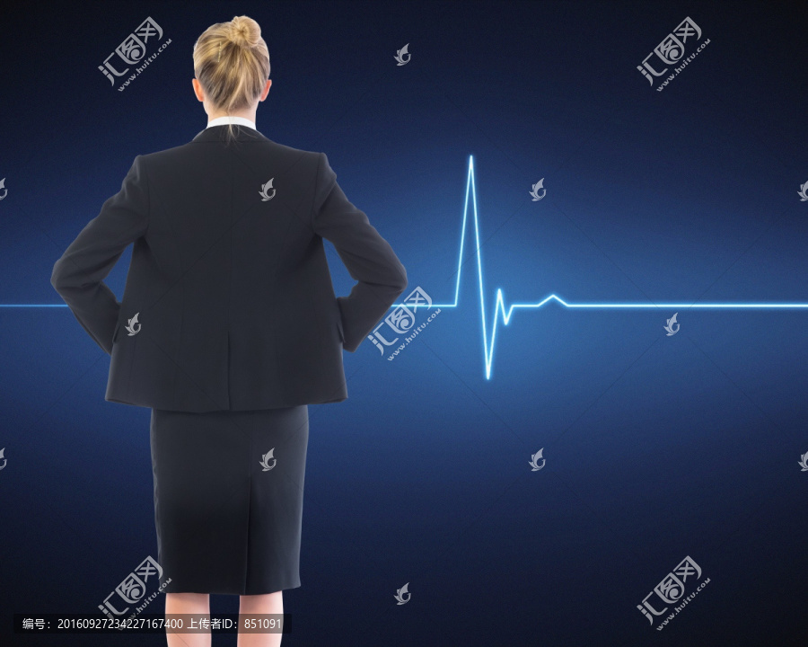 金發(fā)女商人雙手放在臀部復(fù)合圖像