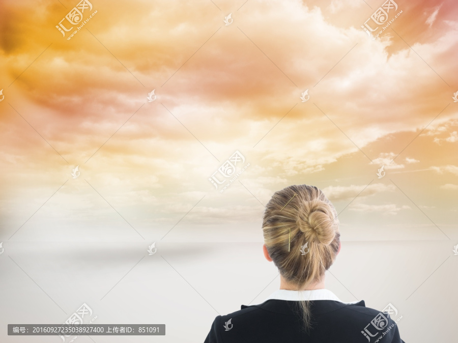 金發(fā)女商人站著的復(fù)合圖像