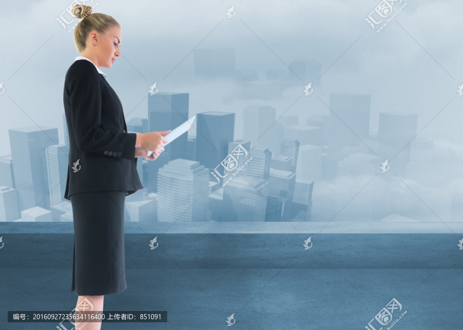 金發(fā)女商人持平板電腦的復(fù)合形象