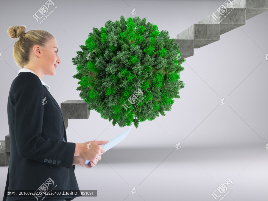 金發(fā)女商人抱著平板復(fù)合圖像
