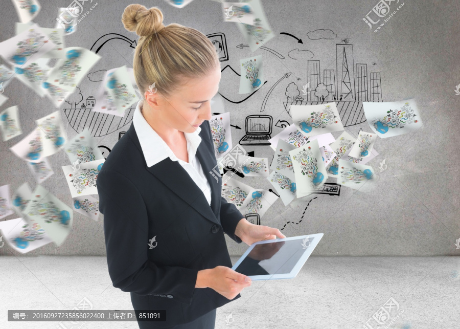 金發(fā)女商人抱著平板復(fù)合圖像