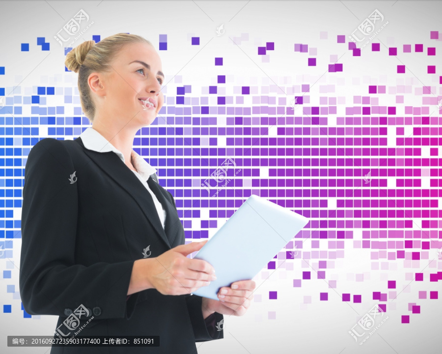 金發(fā)女商人抱著平板的復(fù)合圖像
