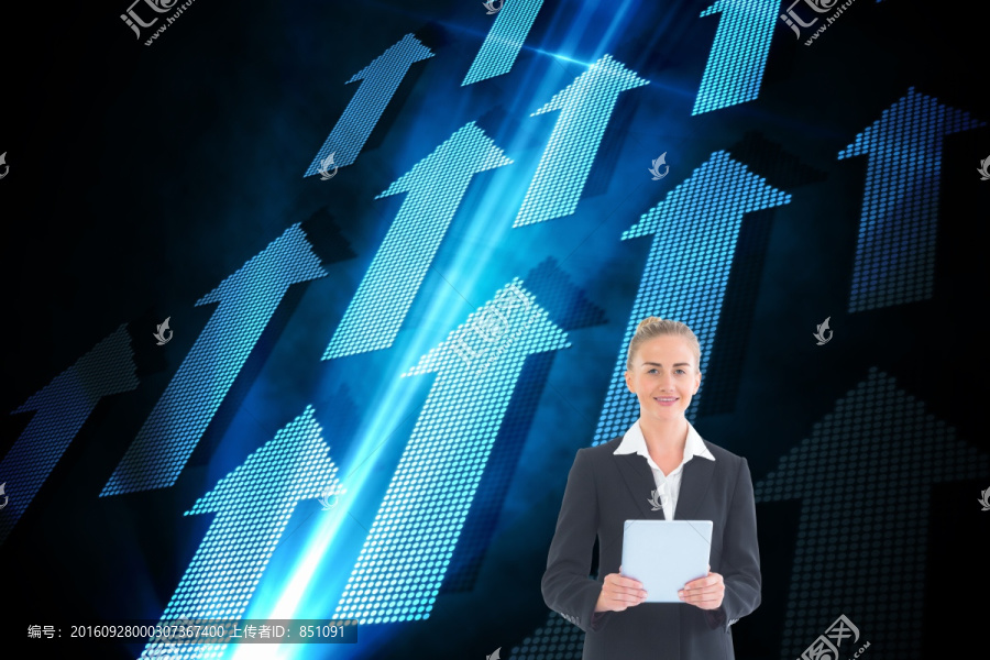 金發(fā)女商人持平板電腦的復(fù)合形象