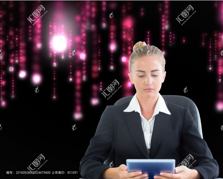 金發(fā)女商人坐在轉(zhuǎn)椅上的復合圖像