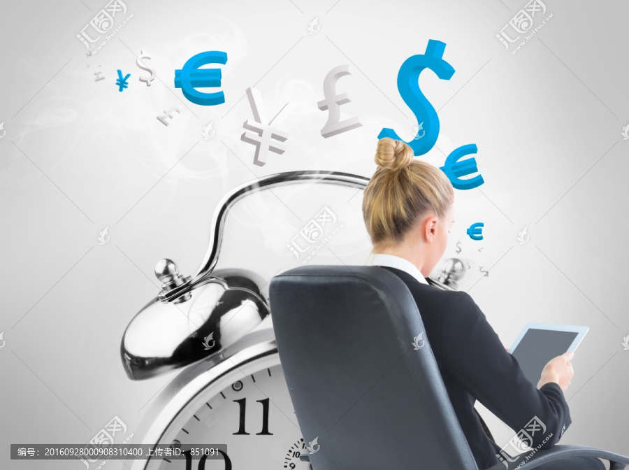 金發(fā)女商人坐在轉(zhuǎn)椅上的復(fù)合圖像