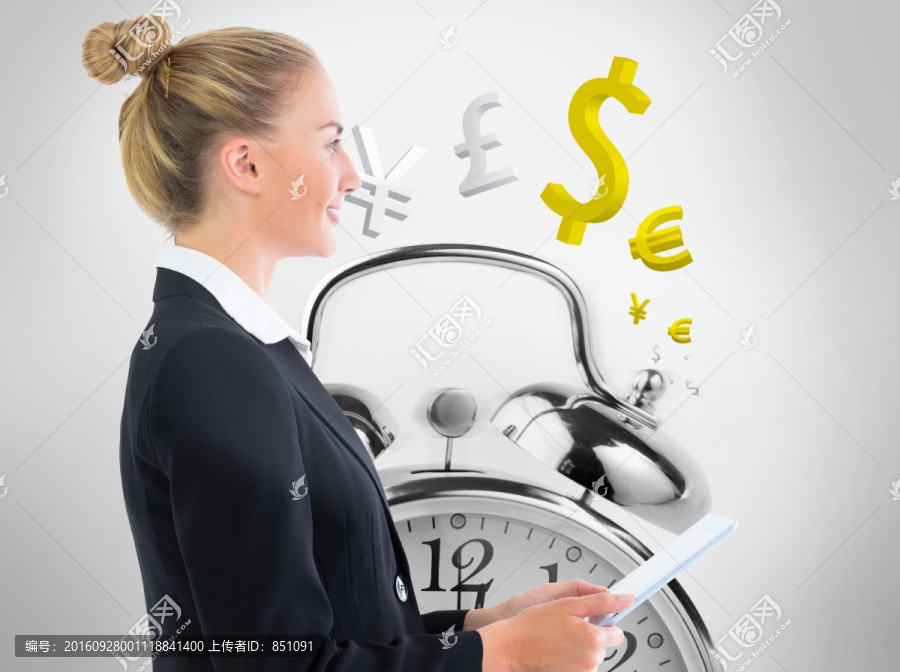 金發(fā)女商人抱著平板的復(fù)合圖像