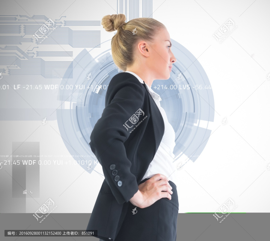 金發(fā)女商人站著的復合圖像
