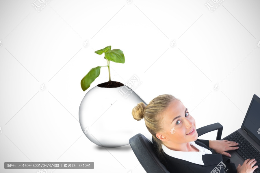 金發(fā)女商人坐在轉(zhuǎn)椅上的復合圖像