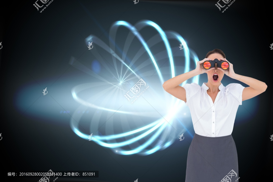 女商人拿著望遠鏡大叫的復合形象