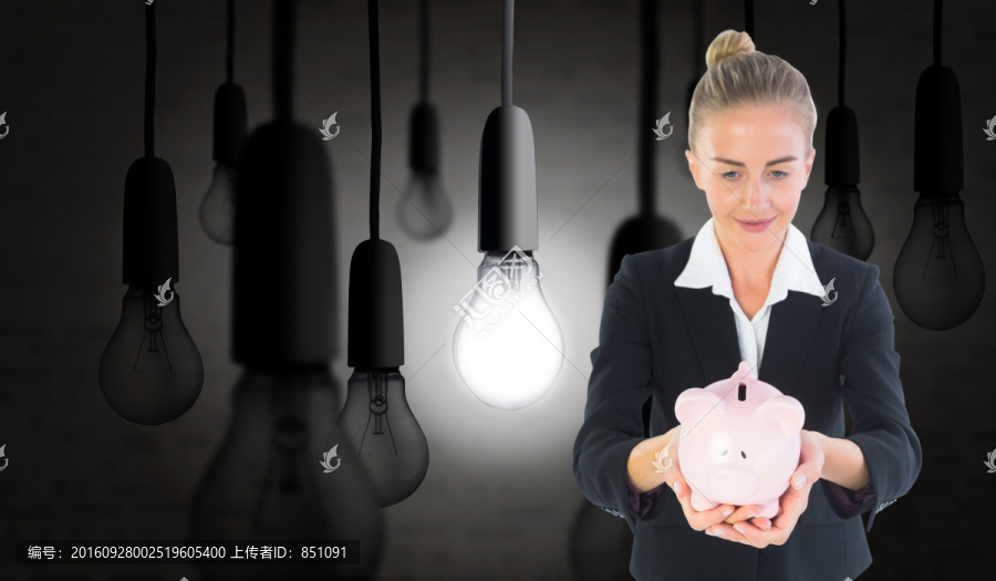 金發(fā)女商人抱著存錢(qián)罐的復(fù)合圖像