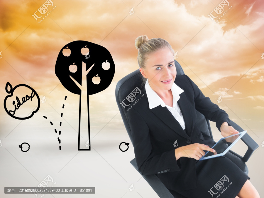 金發(fā)女商人坐在轉(zhuǎn)椅上的復合形象