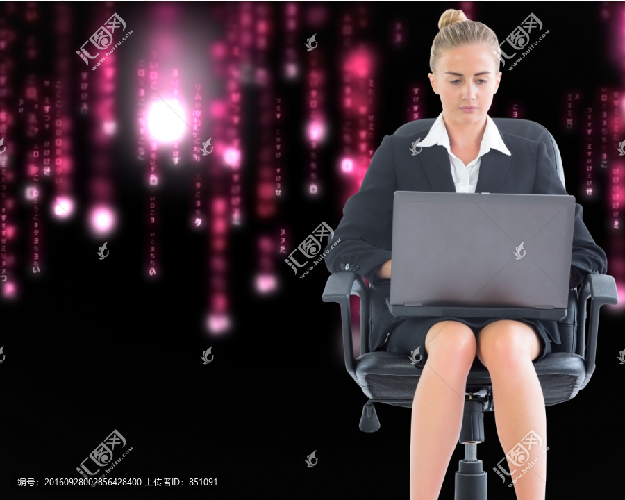 金發(fā)女商人坐在轉椅上的復合圖像