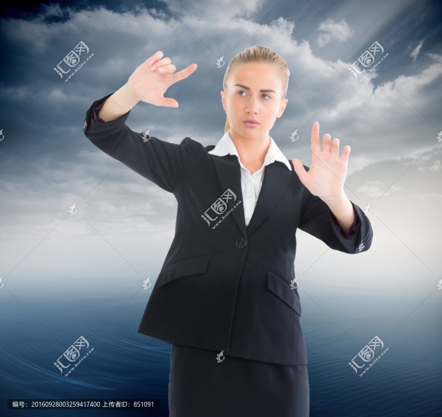 金發(fā)女商人指著復(fù)合圖像