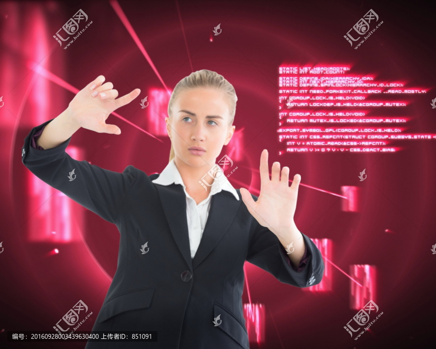 金發(fā)女商人指著復(fù)合圖像