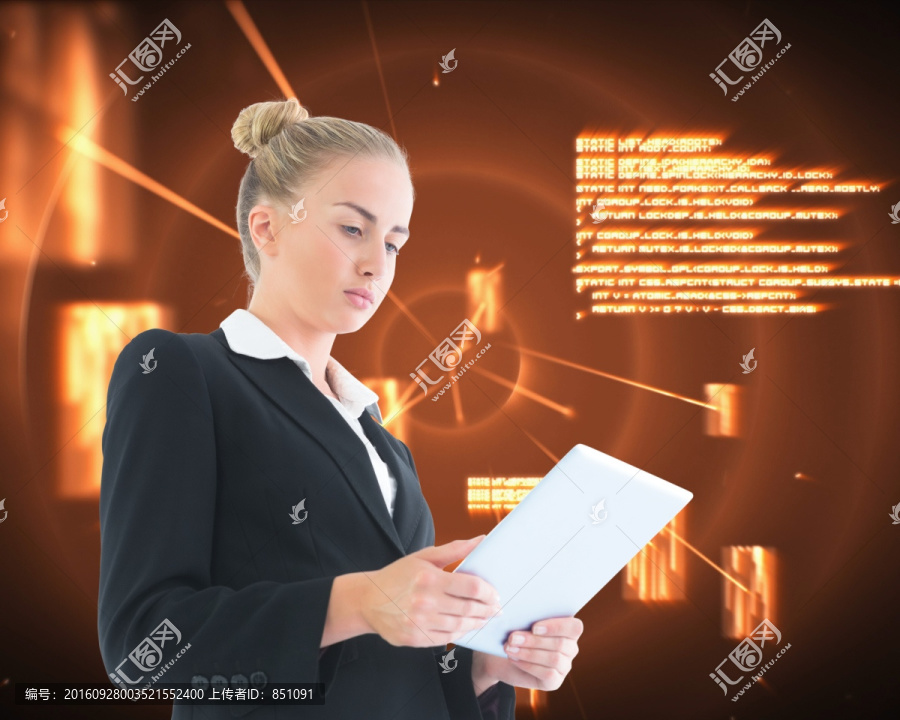 金發(fā)女商人抱著平板的復(fù)合圖像