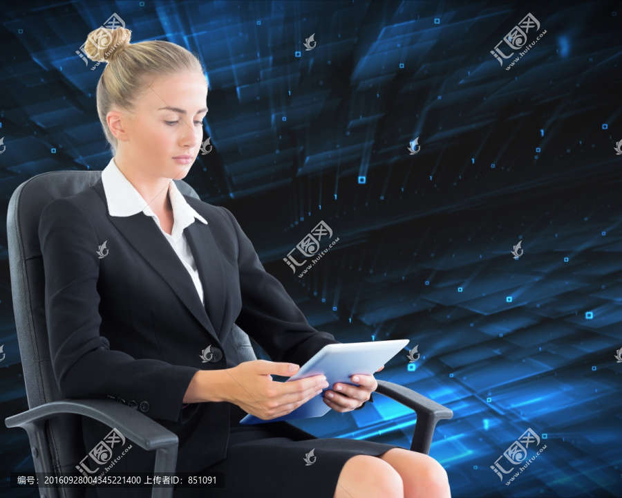 金發(fā)女商人坐在轉(zhuǎn)椅上的復(fù)合圖像