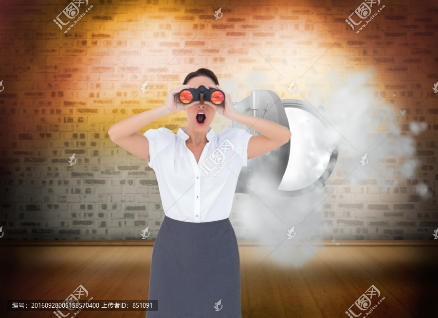 女商人拿著望遠鏡的復(fù)合形象