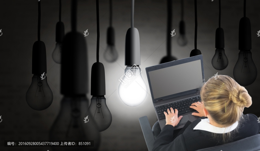 金發(fā)女商人坐在轉(zhuǎn)椅上的復(fù)合圖像