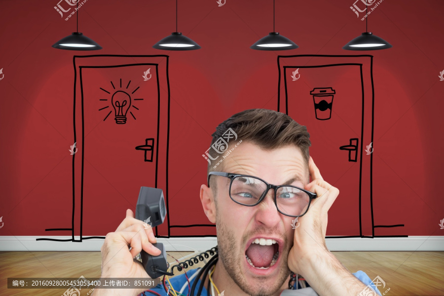 工程師拿著電話大叫的復(fù)合形象