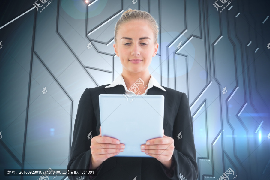 金發(fā)女商人抱著平板的復(fù)合圖像