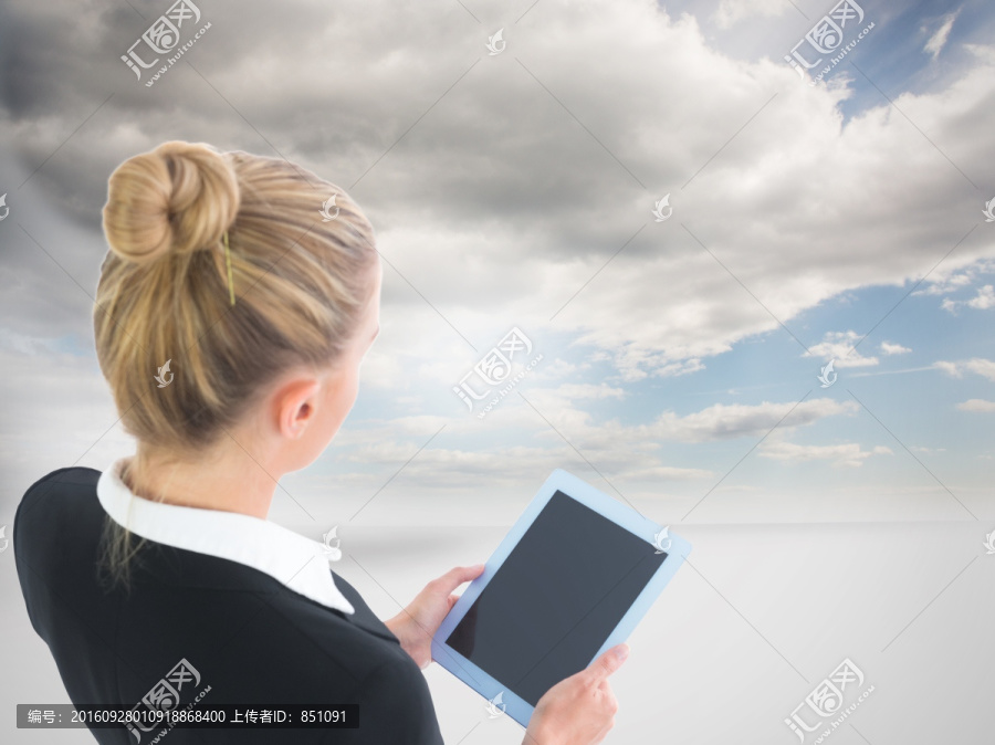 金發(fā)女商人抱著平板的復合圖像