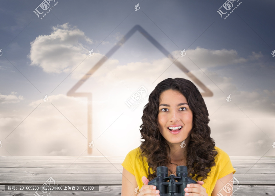 女人拿著望遠鏡的復(fù)合形象