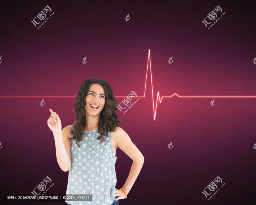 女人微笑著指著復(fù)合圖像