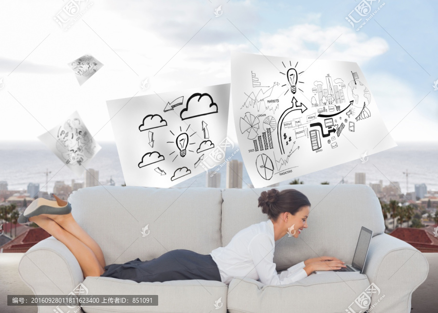 女人趴在沙發(fā)上玩電腦的復(fù)合形象