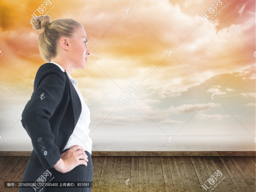 金發(fā)女商人站著的復(fù)合圖像